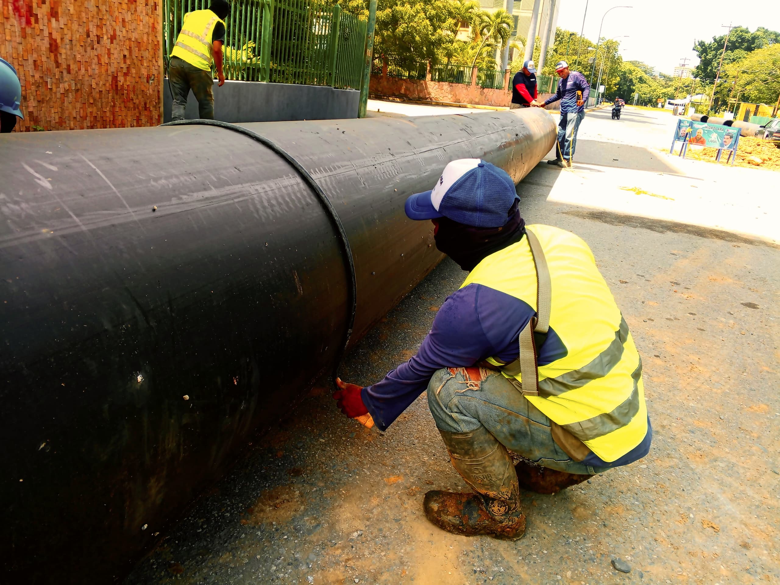 Más de 1.400 familias larenses son atendidas con la sustitución de 60 metros de colector en Iribarren.